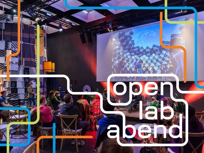 Text: "open lab abend". Hintergrundbild: Bühne in der Lounge des Futurium Labs.