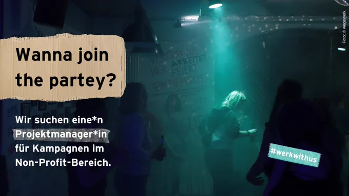 Mitarbeiterin tanzt im Licht eines Scheinwerfers. Aufschrift: Wanna join the party? - Wir suchen eine Projektmanagerin *einen Projektmanager für Kampagnen im Non-Profit-Bereich. #WerkWithUs