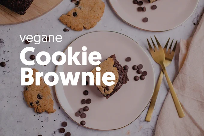 Der vielleicht beste vegane Cookie Brownie „Brookie“, den die Welt jemals gesehen hat. Perfekt für alle, die nach einem etwas außergewöhnlicheren Rezept suchen und damit punkten wollen. Reichhaltig, fluffig, getoppt mit feinen Cookies. Vegan, glutenfrei.