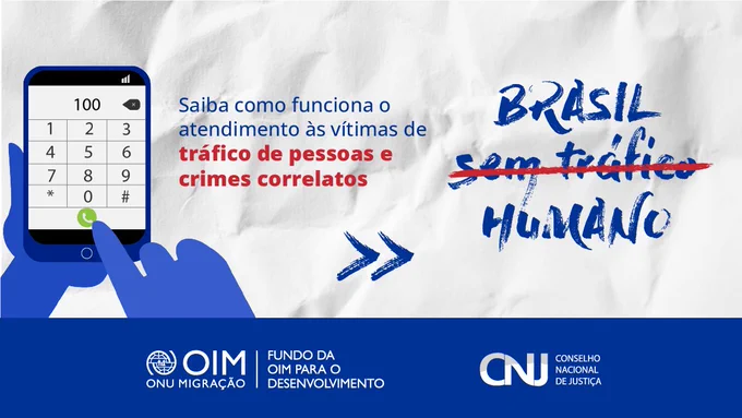 Sobre fundo de papel branco amassado, a ilustração de mão segurando um celular em que há o número 100 discado na tela. Texto Brasil sem Tráfico Humano. Podemos mudar essa história! Saiba como funciona o atendimento às vítimas de tráfico de pessoas e crimes correlatos. Logos OIM e CNJ