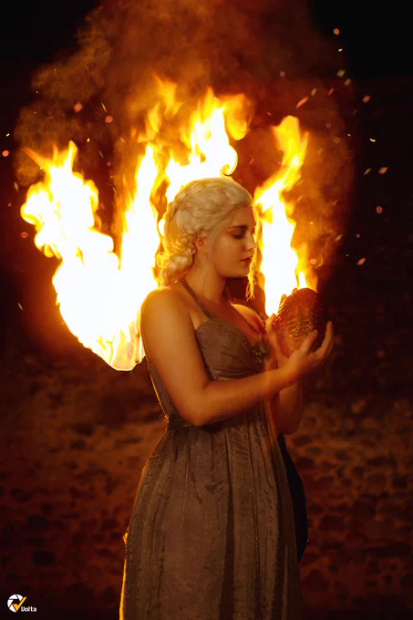 Daenerys Targaryen Cosplay davanti a una pira di fuoco con l'uovo di drago in mano