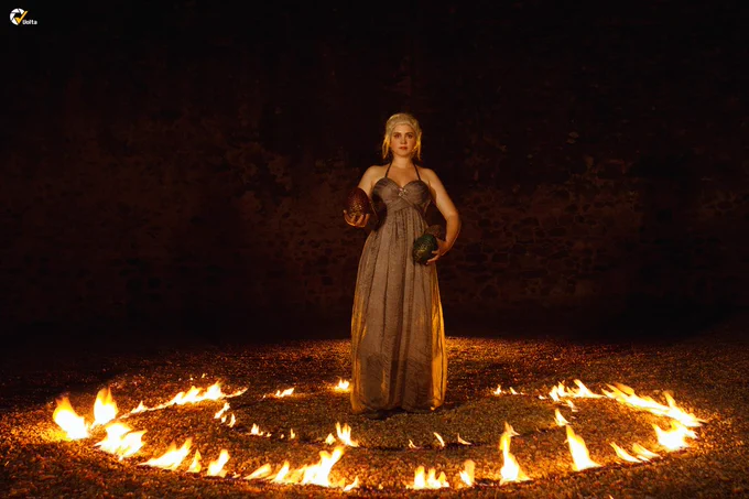 Daenerys Targaryen Cosplay in un cerchio di fuoco con le uova di drago in mano
