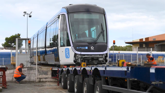 Visuel : mise en place de la 1ère rame du tramway T10 pour le transport vers Châtenay-Malabry