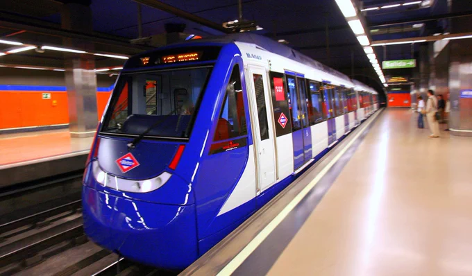 Un tren permanece estacionado en un andén de la línea 7.
