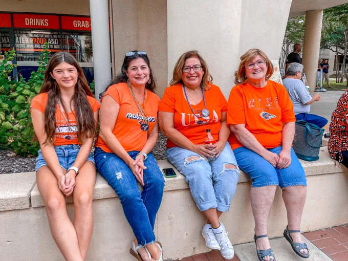Moms cheering on Spirit of San Antonio. At the far left, perhaps a Roadrunner in the making?
