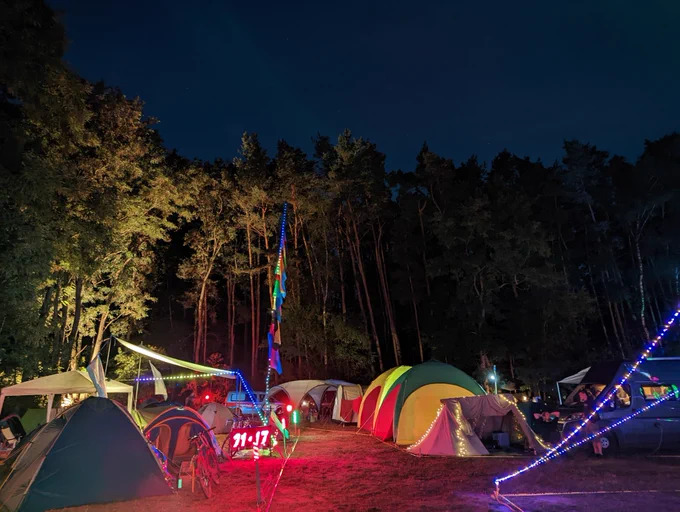 Beleuchtung auf dem HOA bei Nacht.