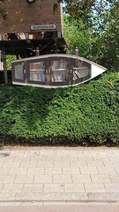 Una Little Free Library a forma di barca vista ad Amsterdam Noord