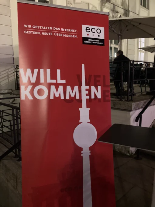 Ein Banner: Willkommen. Aufeinem roten Hintergrund der Fernsehturm.