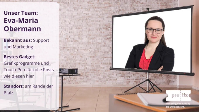 Team-Vorstellung. Auf einer Leinwand ist Eva-Maria Obermann. Eva trägt Brille, rotes Shirt und schwarzen Blaser. Links: "Unser Team: Eva-Maria Obermann. Bekannt aus: Support und Marketing. Bestes Gadget: Grafikprogramme und Touch-Pen für tolle Posts wie diesen hier. Standort: Am Rande der Pfalz."