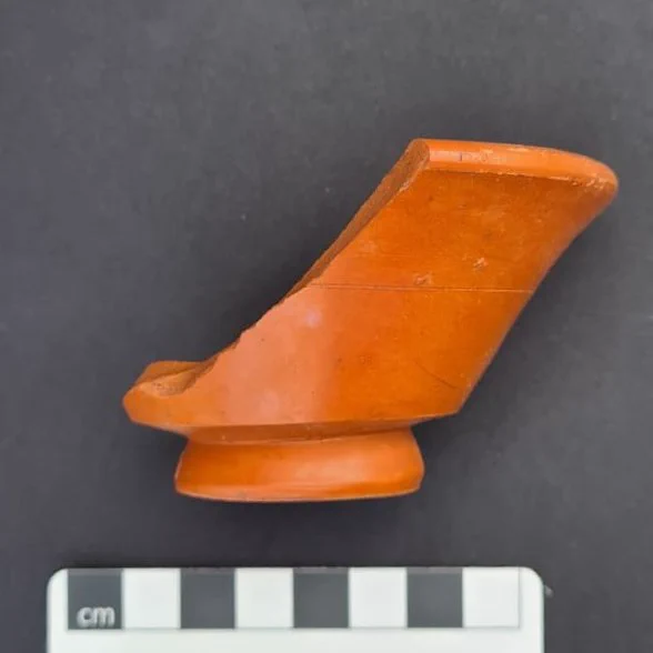 Flared profile of the small stamped pot with an 8cm scale