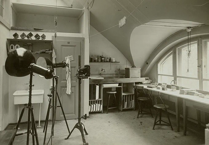 Walter Möbius. Blick in die Fotowerkstatt der Sächsischen Landesbildstelle in der Zirkusstraße 38 in Dresden, 1927, © SLUB / Deutsche Fotothek / Walter Möbius