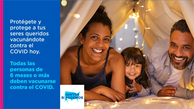 Foto de una familia con texto que dice "Protégete y protege a tus seres queridos vacunándote contra el COVID hoy.

Todas las personas de 6 meses o más deben vacunarse contra el COVID."
