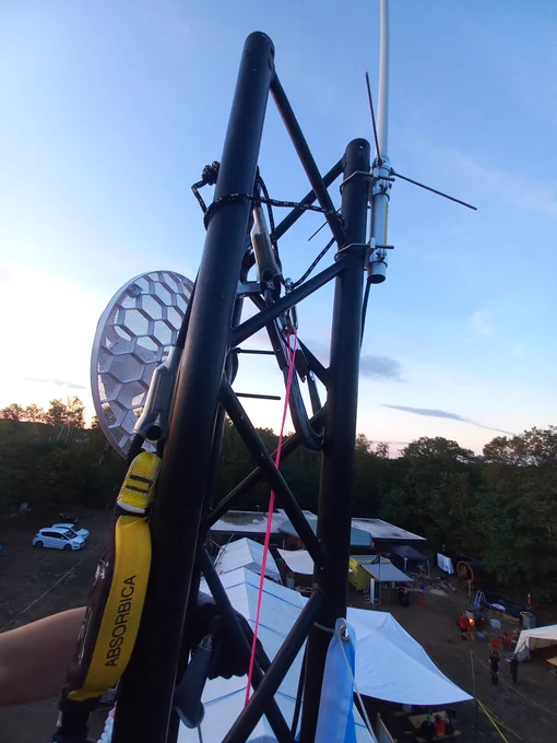 LTE Antenne vor Sonnenuntergang. Hängt an einer Veranstaltungstraverse. Teile eines Y-Geschirrs sichtbar.