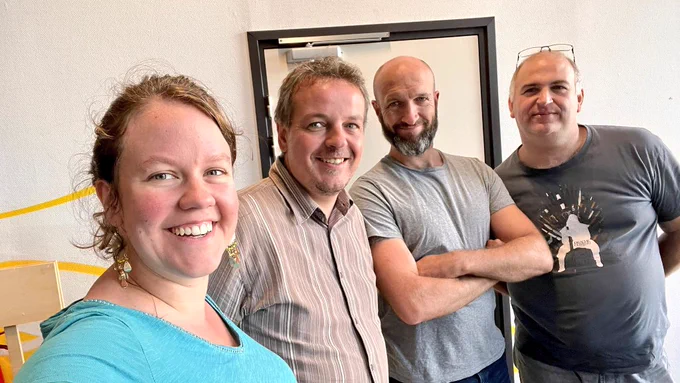 4 personnes souriantes (1 femme et 3 hommes)
