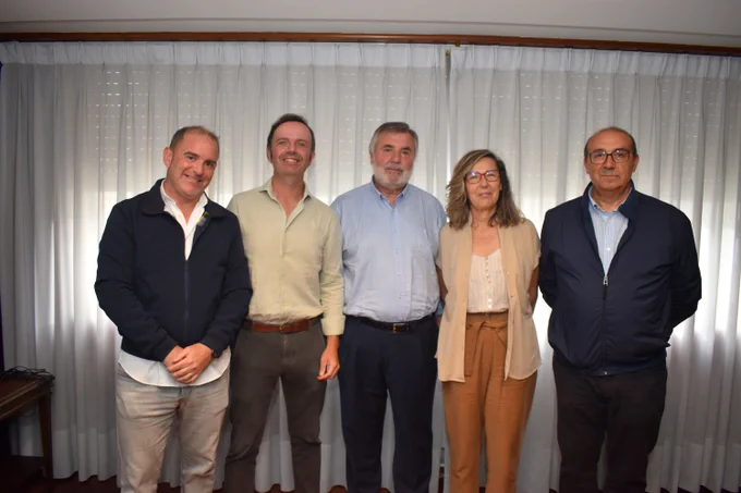 En la fotografía, de izquierda a derecha: 𝗔𝗹𝗳𝗿𝗲𝗱𝗼 𝗦𝗶𝗹𝘃𝗮 (subdirector general de Envejecimiento Activo, Prevención de la Dependencia e Innovación Sociosanitaria), 𝗔𝗻𝘁𝗼́𝗻 𝗔𝗰𝗲𝘃𝗲𝗱𝗼 (director general de Mayores y Atención Sociosanitaria de la Xunta de Galicia), 𝗟𝘂𝗰𝗶𝗮𝗻𝗼 𝗩𝗶𝗱𝗮́𝗻 (presidente del Colegio Oficial de médicos de la provincia de A Coruña), 𝗥𝗼𝘀𝗮 𝗔𝗿𝗿𝗼𝘆𝗼 (exvicepresidenta del Colegio y actual vicesecretaria del Consejo General de Colegios Oficiales de Médicos de España),y 𝗙𝗿𝗮𝗻𝗰𝗶𝘀𝗰𝗼 𝗩𝗶𝗹𝗮𝗻𝗼𝘃𝗮 (gerente del Colegio Oficial de médicos de la provincia de A Coruña).