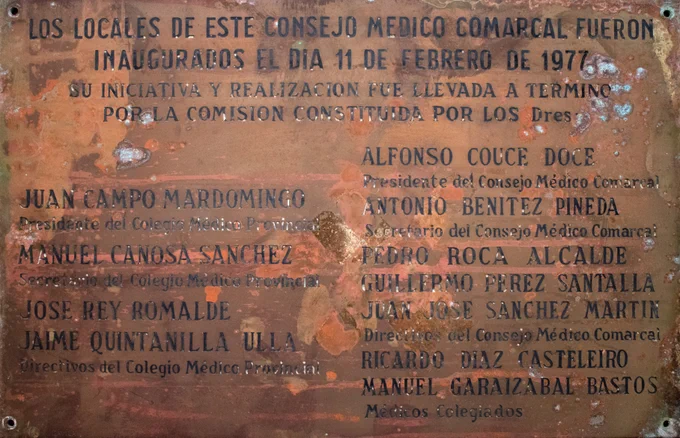 Placa conmemorativa de la inauguración de la sede el 11 de febrero de 1977