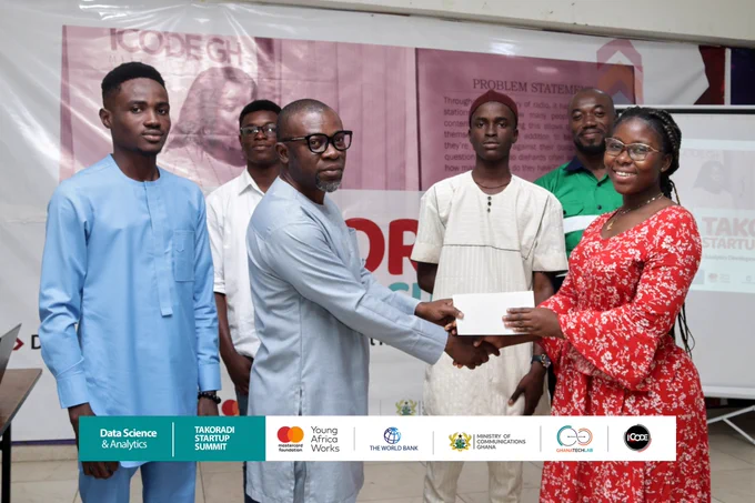 Mr. Aidoo Alfred CEO of Qlick Integration presenting the award for the 3rd Place team