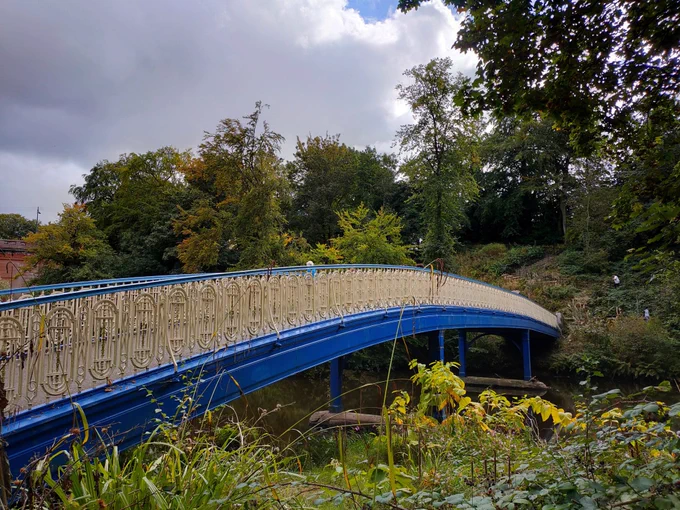 Botanic Gardens footbridge. Metal pedestrian bridge in blue and beige