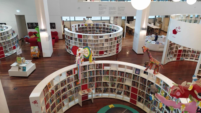 Il piano terra della Openbare biblioteek di Amsterdam dedicato ai bambini