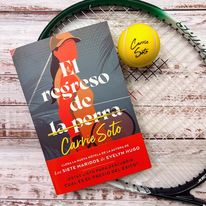 Es una foto del libro "El regreso de Carrie Soto" de Taylor Jenkins Reid. Está puesto sobre un fondo de madera blanca y una raqueta de tenis. A la derecha del libro también hay una pequeña pelota de tenis en la que se lee "Carrie Soto".