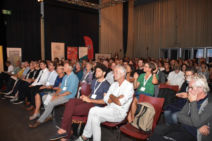 Full house for the panel discussion about photovoltaics in the Alps.