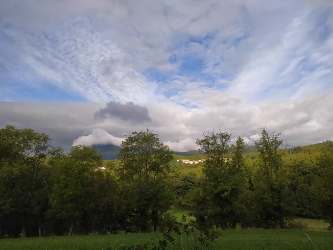 Vue sur le Puy-de-Dome et le Puy-de-Pariou quasi cachés par les nuages