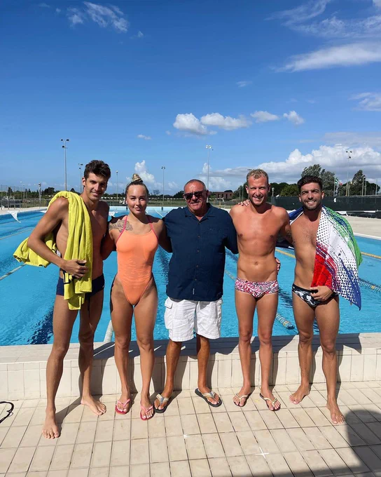 Ça y’est c’est la reprise 🙌🏼 🏊🏼‍♂️

Après 4 saisons passées avec @philippelucas77 et @bertrand_bompieyre et un travail énorme qui a fini sur une belle médaille de bronze 🥉 à Rome 🙏🏼
Sans eux, je n’aurais jamais eu ces résultats, un grand merci 🤩

J’ai décidé en vue des jeux Olympiques de Paris 2024 🇫🇷
de rejoindre le groupe de Stefano Morini un des meilleurs entraîneurs du monde sur ma spécialité, mon nouveau groupe d’entraînement est basé en Italie à Livorno 🇮🇹
De belles bagarre en vue à l’entraînement avec @gabrydetti et @matteolamberti 😉

J’ai la chance d’avoir ma meilleure partenaire autant dans la vie que dans l’eau qui a pris la décision de me suivre dans cette aventure italienne @any_3105 🥰❤️ je n’aurais pas les mêmes résultats sans elle 🔥

Je tiens à remercier mon club @vanves_swimteam92_off et son président @laz.bene ainsi que la @ffnatation et la @policenationale de me soutenir dans mon projet et de croire en moi 💪🏼

À très vite dans les bassins 🔥

#paris202