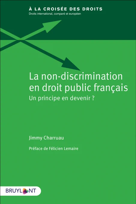 Couverture de l'ouvrage annonçant le titre (La non-discrimination en droit public français. Un principe en devenir?), l'auteur (Jimmy Charruau), l'auteur de la préface (Félicien Lemaire), l'éditeur (Bruylant) et la collection (À la croisée des droits)
