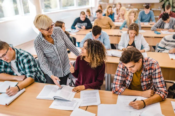Have you noticed that you forget half the things you learned within 20 minutes after a lecture? Or that you only remember 10% of what was said during a class? Sounds terrible, isn’t it? But actually, there is no reason to worry if you have note-taking skills. Believe it or not, taking notes can help you to absorb 80% of new information and refresh your mind on your notes. These skills can also aid you to stay more focused on what was being taught during the lecture and actively involved in the class. If you aren’t good at taking notes or want to develop your abilities, try our 3 effective note-taking techniques.