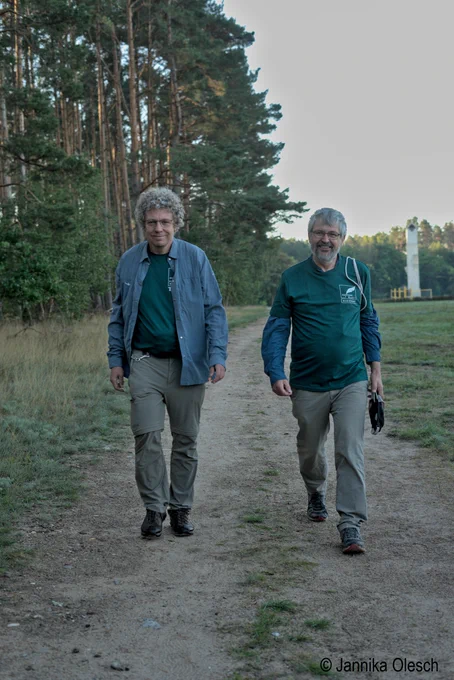Umweltminister Axel Vogel zusammen mit dem Leiter des Naturparks Stechlin-Ruppiner Land beim Fontane-Wandermarathon 2022
