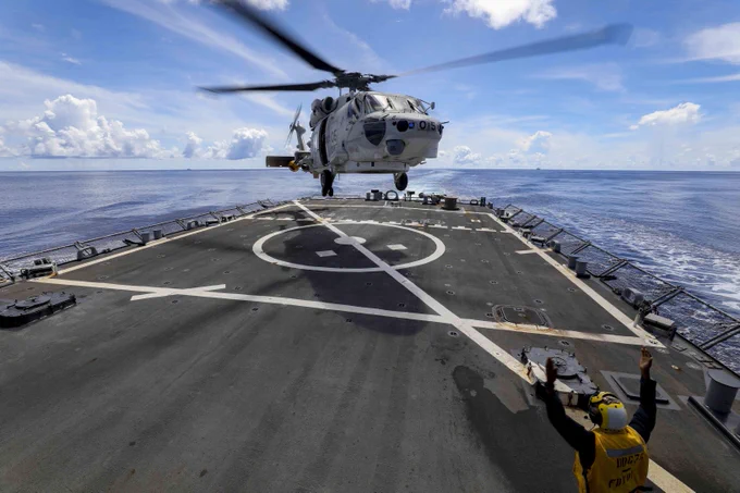 A Japan Maritime Self-Defense Force MH-60K helicopter takes off from USS Higgins (DDG 76) in the Philippine Sea. 📸 Mass Communication Specialist 1st Class Donavan K. Patubo