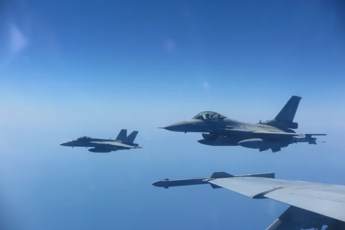 An F-16 Fighting Falcon from to the Hellenic air force flies in formation with F/A-18E Super Hornets from VFA-136 during a training mission to increase interoperability among NATO allies. 📸 Lt. Cmdr. Harry Davies