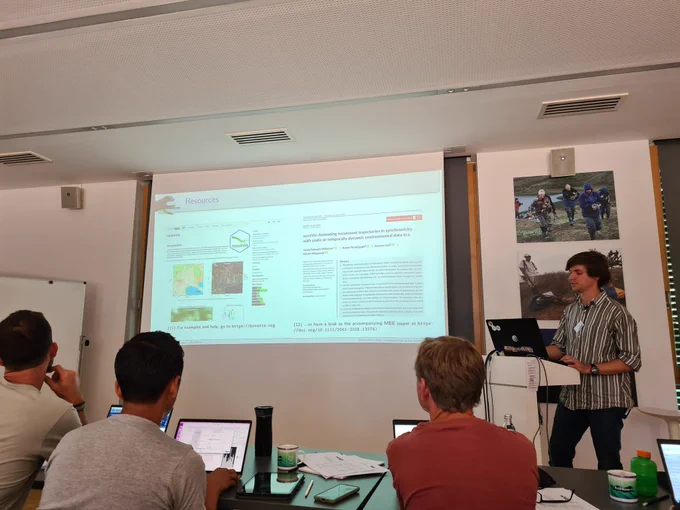Picture of Jakob presenting about moveVis
