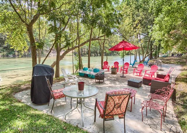 Amazing 4 bedroom 2 1/2 bath home with 65 feet of Guadalupe River waterfront!! Paddle boat and Foosball! Sleeps 14.
