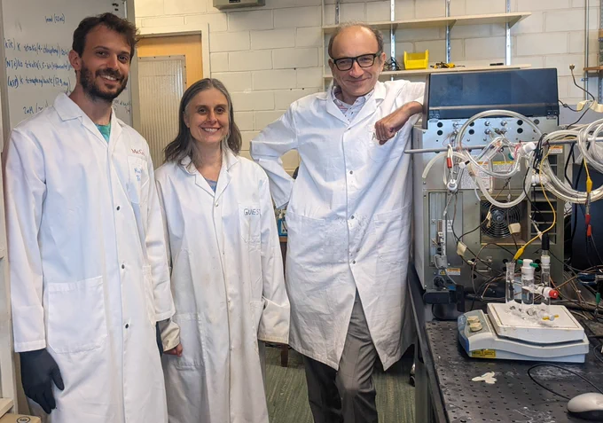 Gabriele Capilli, Marta Cerruti, and Thomas Szkopek (l to r), in their lab at McGill University.