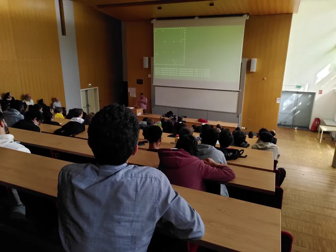 Validation des algorithmes préparés par les équipes étudiantes lors d'une compétition faite en amphi.