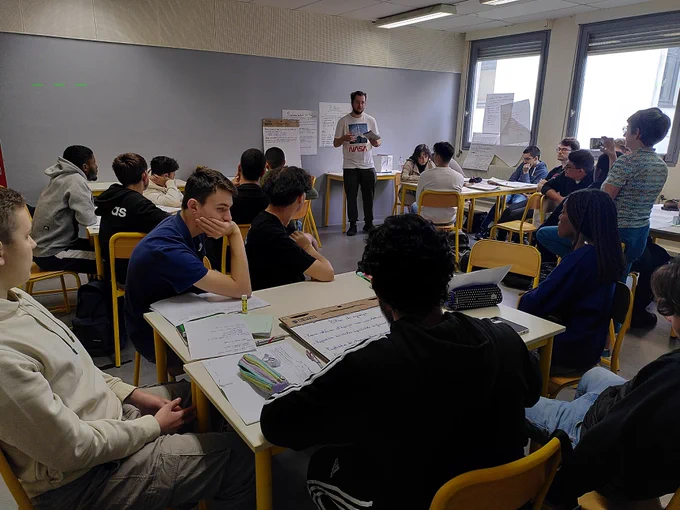 Présentation du travail à toutes les équipes étudiantes, en s'aidant des posters.