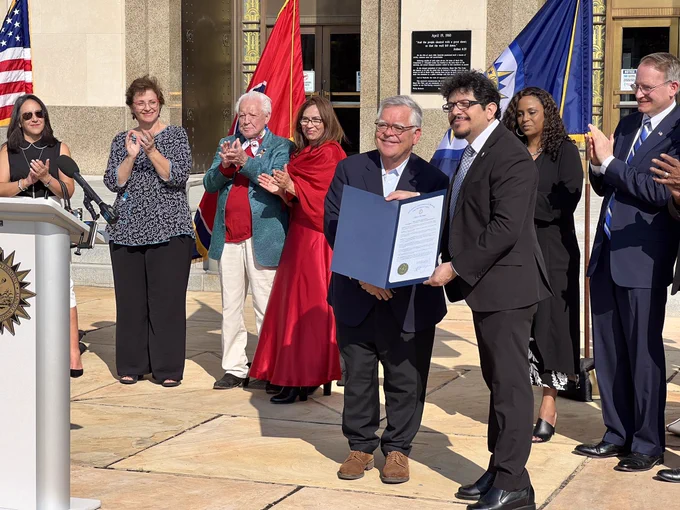 Mayor Cooper presents a proclamation to Yuri Cunza, Nashville Area Hispanic Chamber of Commerce President & CEO.