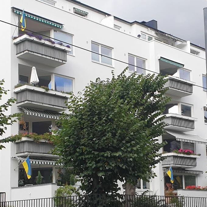 Bilder av ukrainske flagg på bygg nær russiske ambassade i Oslo