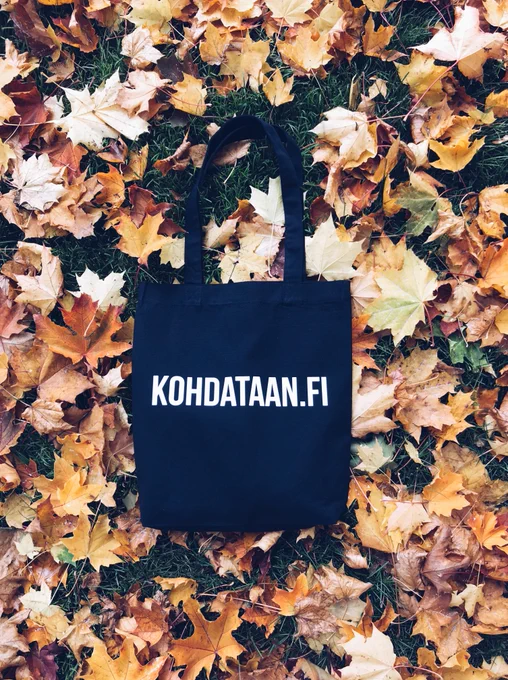 Syksyisten puunlehtien päällä kangaskassi, jossa teksti KOHDATAAN.FI.