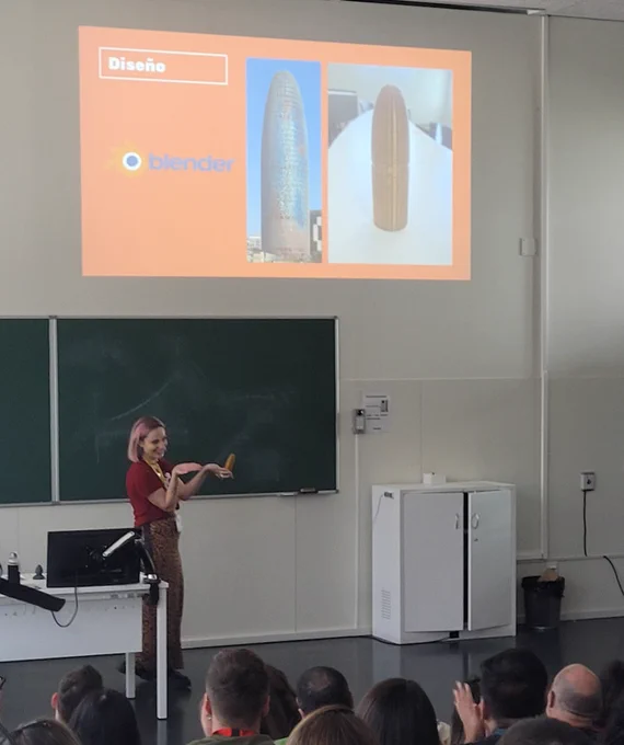 Jimena sujetando un dildo con diseño de la Torre Agbar de Barcelona