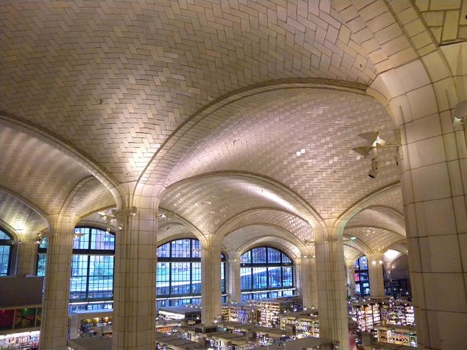 Tres obras de Rafael Guastavino (e hijo) en Nueva York
1. Cubierta del Queensboro Market/DP
2. City Hall Station/Rhododendrites CC BY-SA
3.Escaleras de la catedral de San Juan el Divino/Alan Houston CC BY-NC