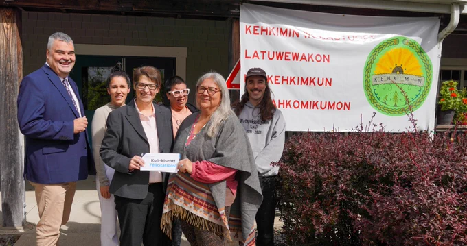 Sur la photo, on retrouve, dans l’ordre habituel, Alain Boisvert (directeur général de l’AEFNB), Sierra Peter-Paul (éducatrice), Nathalie Brideau (présidente de l’AEFNB), Justine Tremblay (éducatrice), Lisa Perley-Dutcher (présidente du conseil d’administration de l’école Kehkimin et éducatrice) et Louis-Xavier Aubin-Bérubé (éducateur et coordonnateur). 