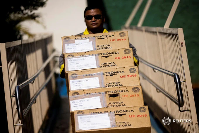 Homem transporta urnas eletrônicas em Brasília em 30 de setembro de 2022.
