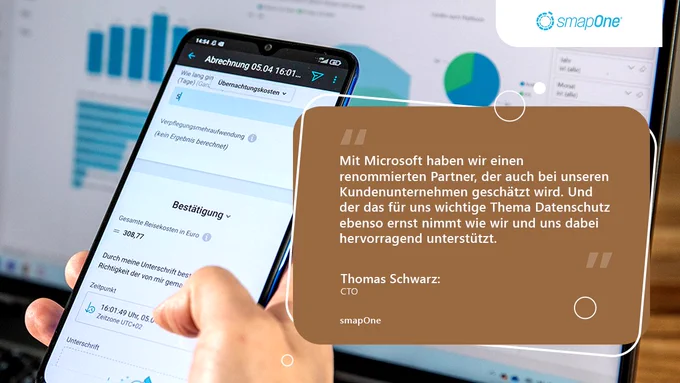 Auf der Illustration ist ein Text: 'Mit Microsoft haben wir einen renommierten Partner, der auch bei unseren Kundenunternehmen geschätzt wird. Und der das für uns wichtige Thema Datenschutz ebenso ernst nimmt wie wir und uns dabei hervorragend unterstützt.' - Thomas Schwarz: CTO, smapOne. Im Hintergrung liegen ein Handy und ein Laptop. 
