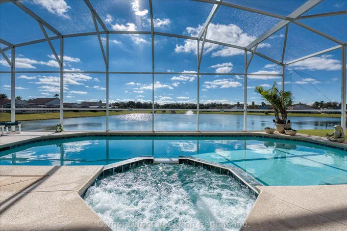 😍 Soak in a view like this after a day filled with fun at one of the many attractions that Orlando has to offer. 💦💯 ID 251400 OwnerDirect.com