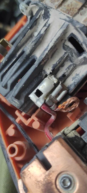 Closeup picture of the motor of a AEG BBH 24-G Cordless hammer drill. The wire for the Brush at the positive side has solder to prevent it from getting unplugged, the connector for the brush is placed in a way that it's impossible to remove it without removing the power wire. 