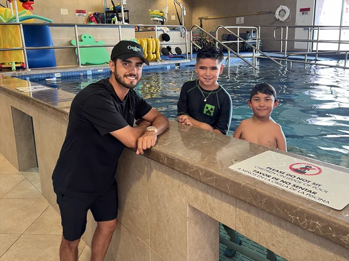 Abraham Ancer, professional golfer, with Moises, and Julián, CRIT patients.