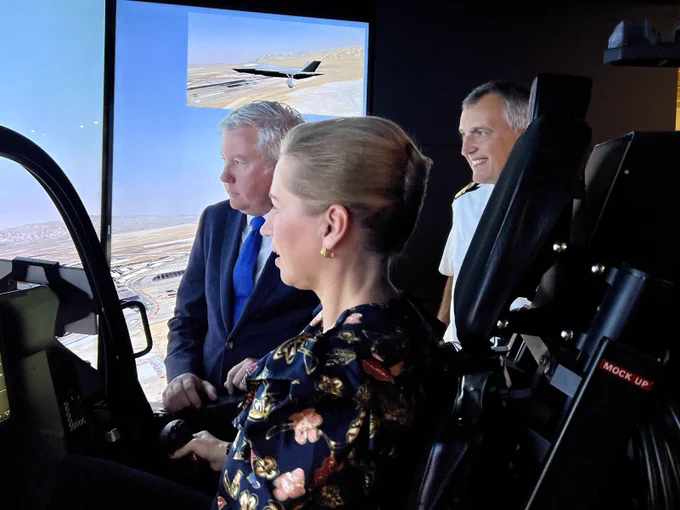 The picture almost speaks for itself: PM Frederiksen had a great time in the F-35 simulator 