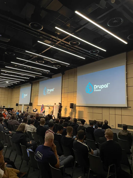 La scène de la DrupalCon à Prague projette le logo de l'association Drupal France